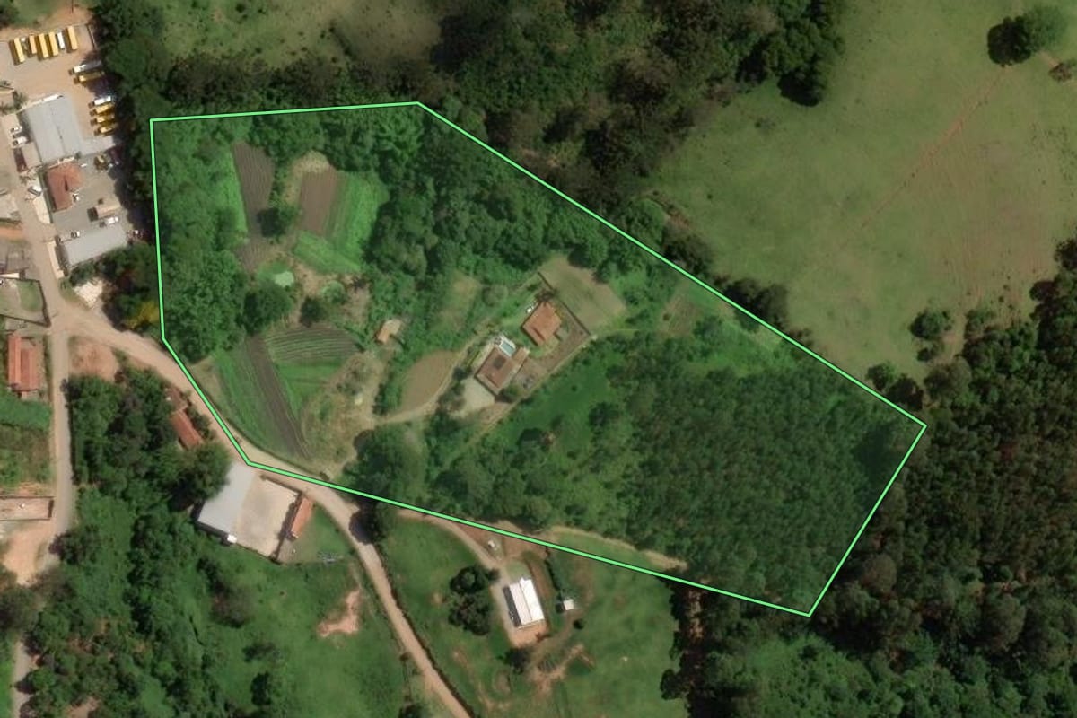 Imagem de satélite do imóvel rural em Pedra Bela (SP), com o contorno declarado no CAR desenhado por cima.