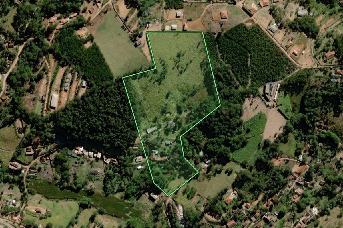Imagem de satélite do imóvel rural em Pedra Bela (SP), com o contorno declarado no CAR desenhado por cima.