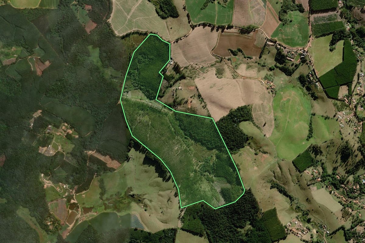 Imagem de satélite do imóvel rural em Pedra Bela (SP), com o contorno declarado no CAR desenhado por cima.