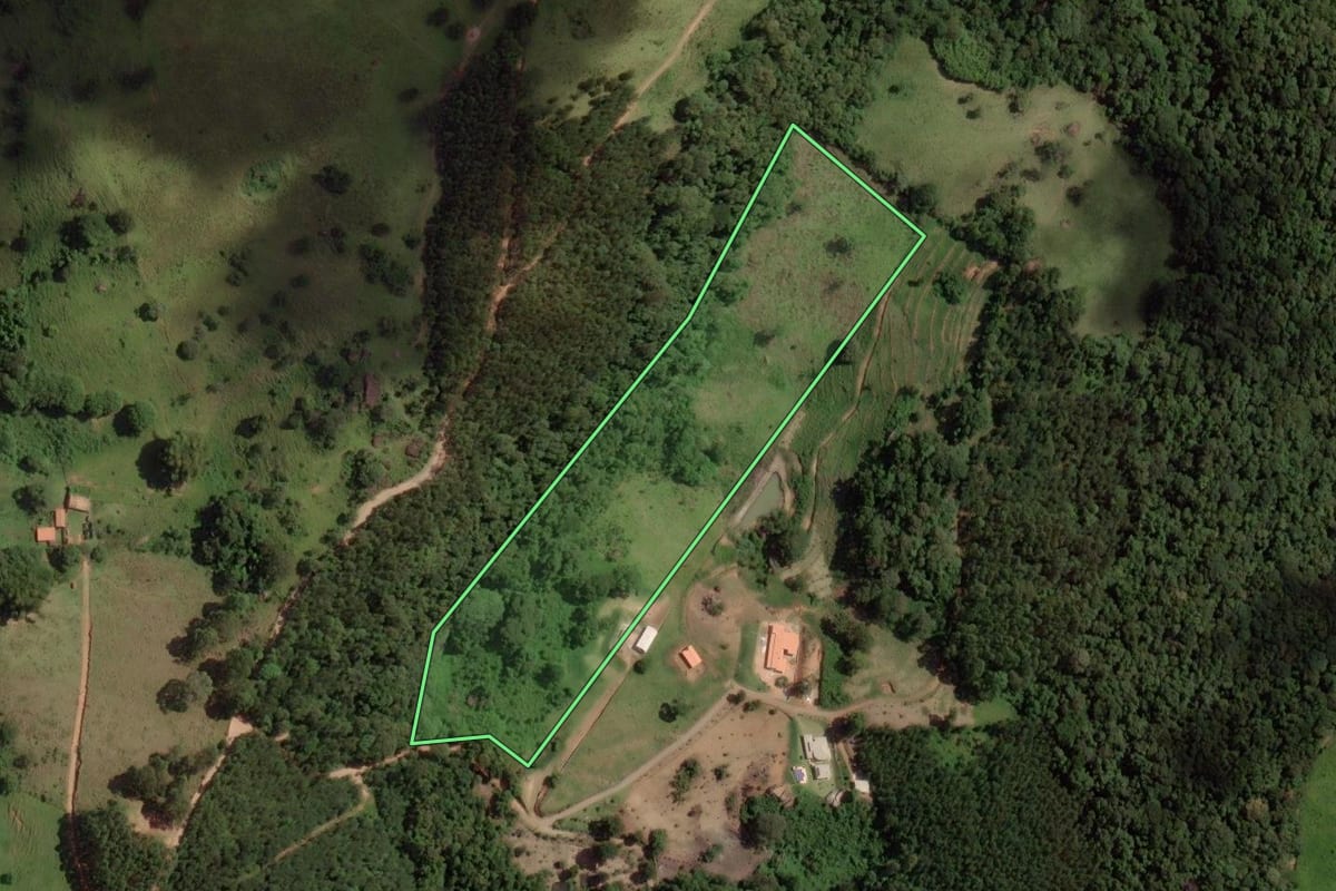 Imagem de satélite do imóvel rural em Pedra Bela (SP), com o contorno declarado no CAR desenhado por cima.