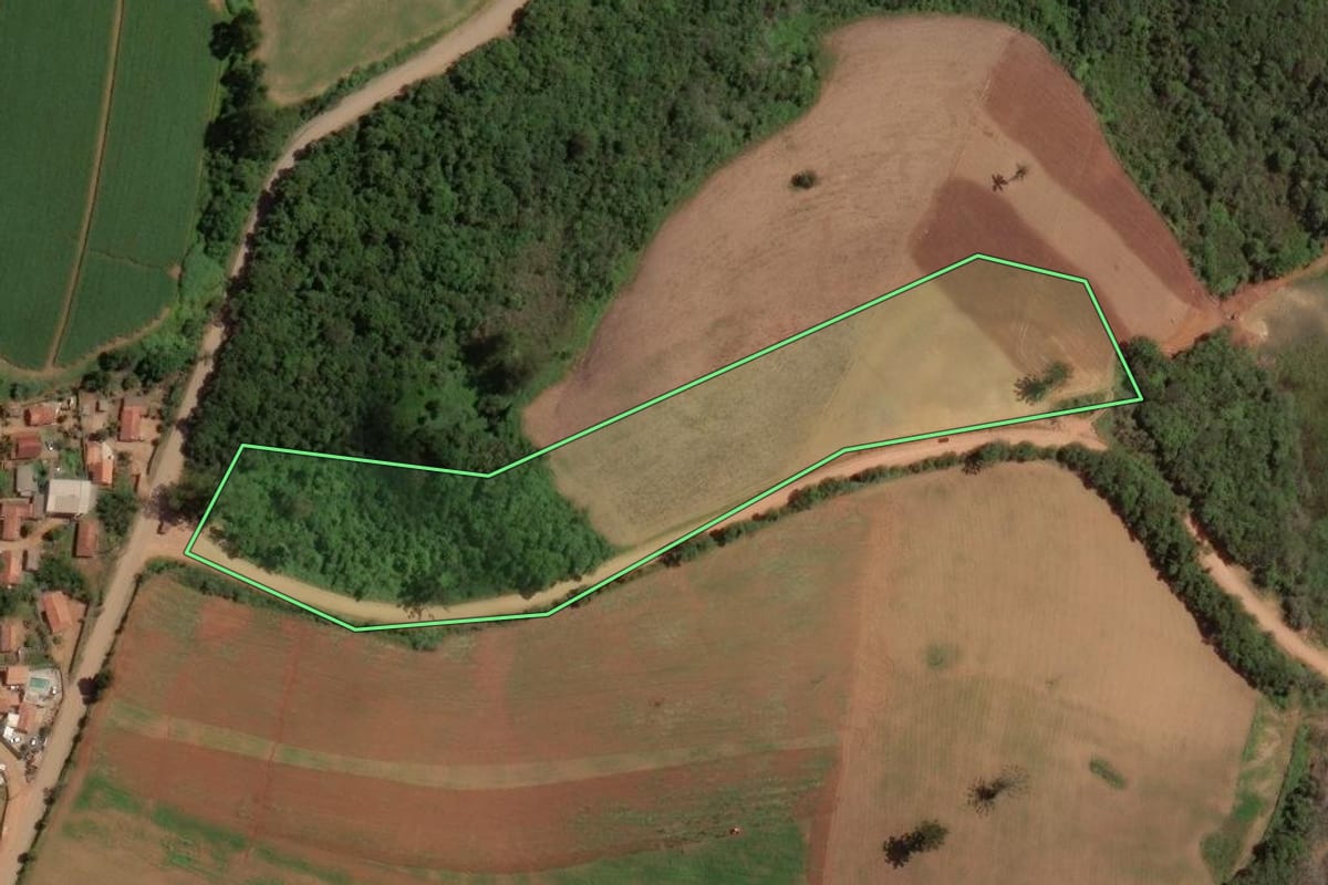 Imagem de satélite do imóvel rural em Pedra Bela (SP), com o contorno declarado no CAR desenhado por cima.