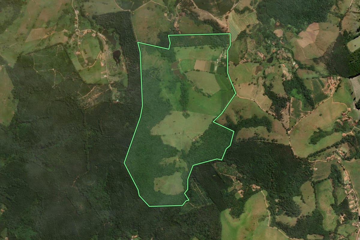 Imagem de satélite do imóvel rural em Pedra Bela (SP), com o contorno declarado no CAR desenhado por cima.