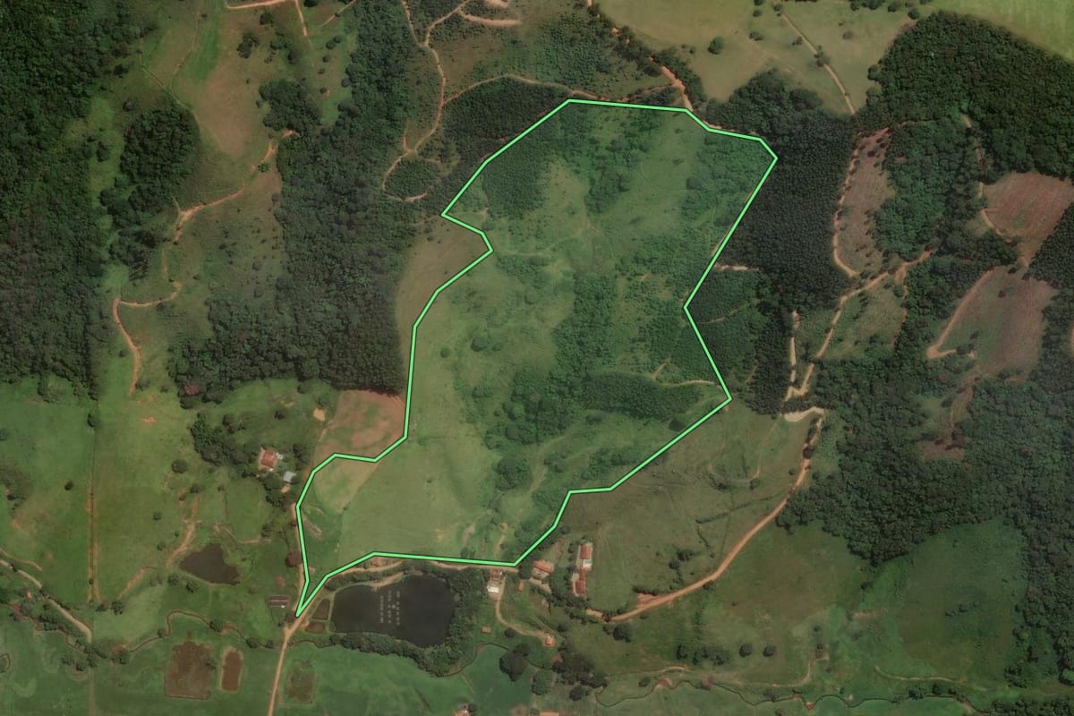 Imagem de satélite do imóvel rural em Pedra Bela (SP), com o contorno declarado no CAR desenhado por cima.