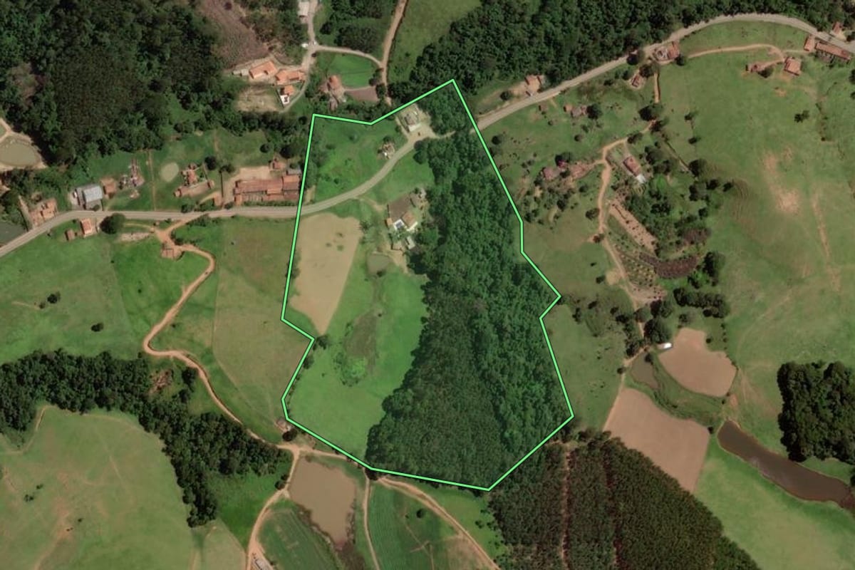 Imagem de satélite do imóvel rural em Pedra Bela (SP), com o contorno declarado no CAR desenhado por cima.