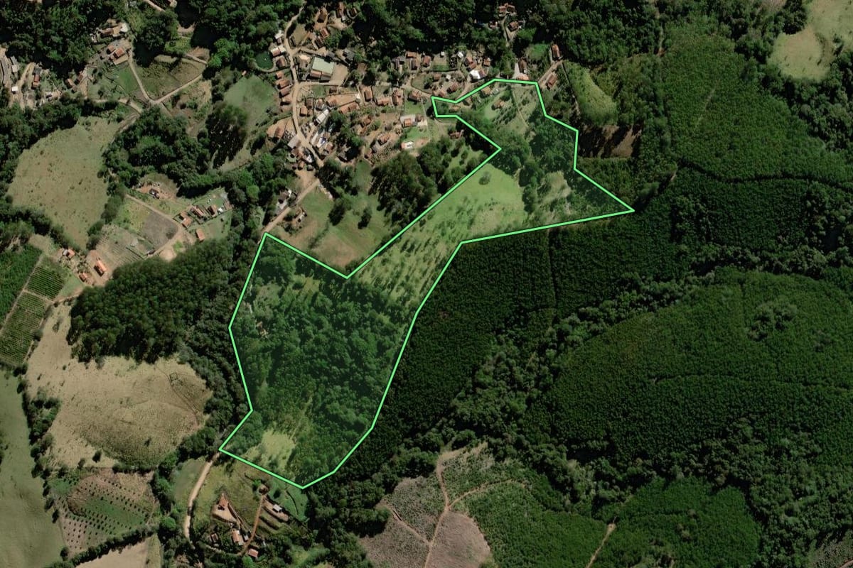 Imagem de satélite do imóvel rural em Pedra Bela (SP), com o contorno declarado no CAR desenhado por cima.