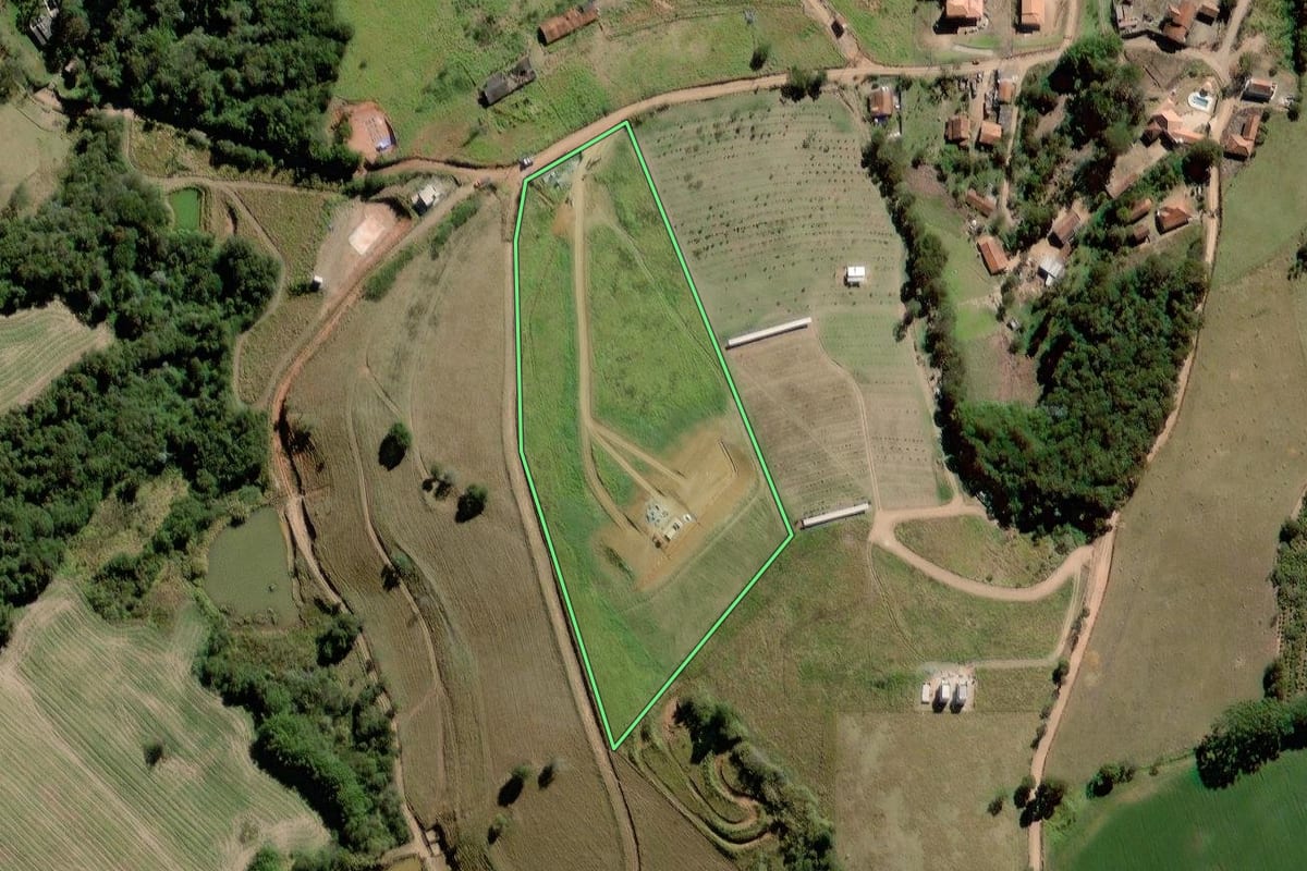 Imagem de satélite do imóvel rural em Pedra Bela (SP), com o contorno declarado no CAR desenhado por cima.