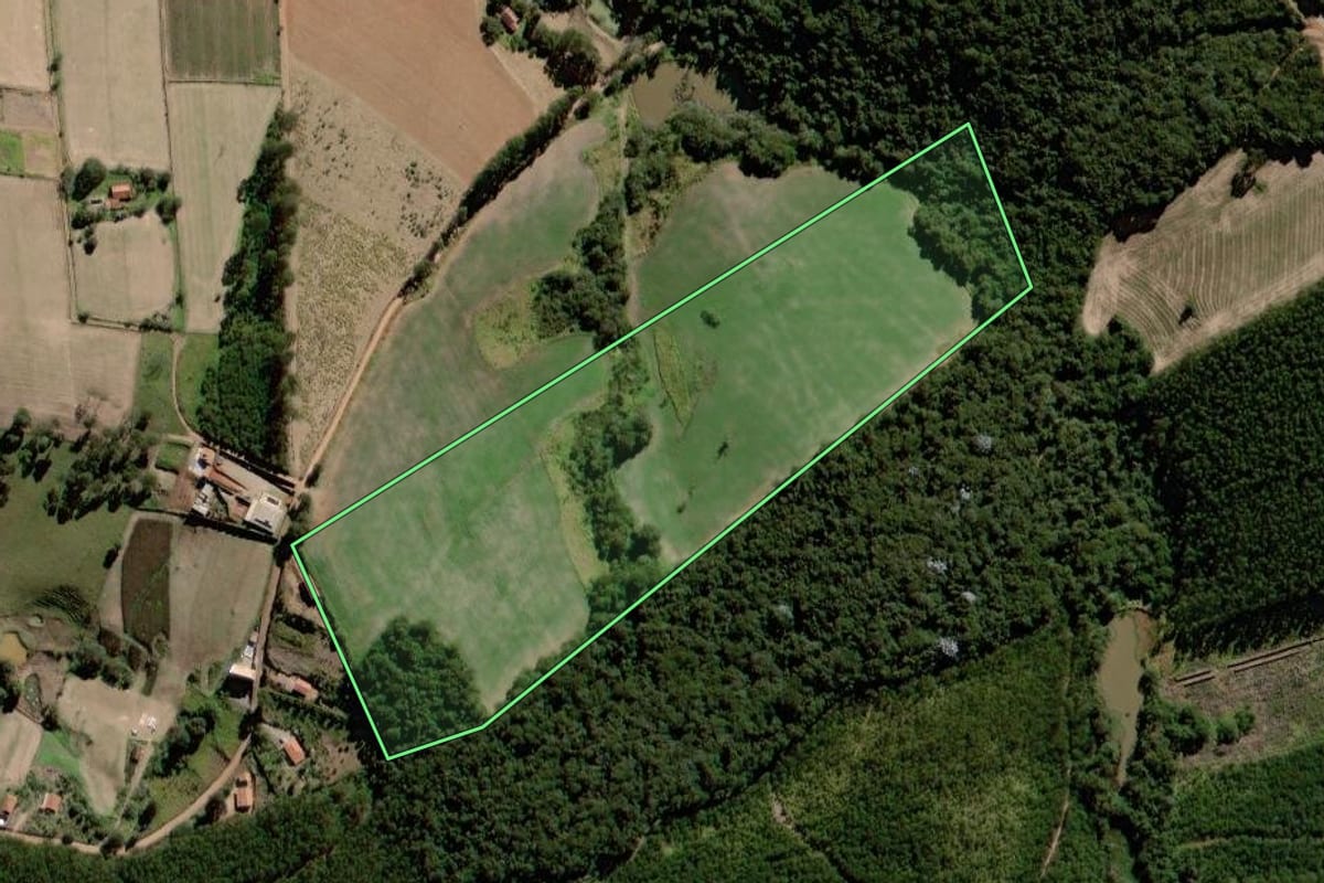 Imagem de satélite do imóvel rural em Pedra Bela (SP), com o contorno declarado no CAR desenhado por cima.