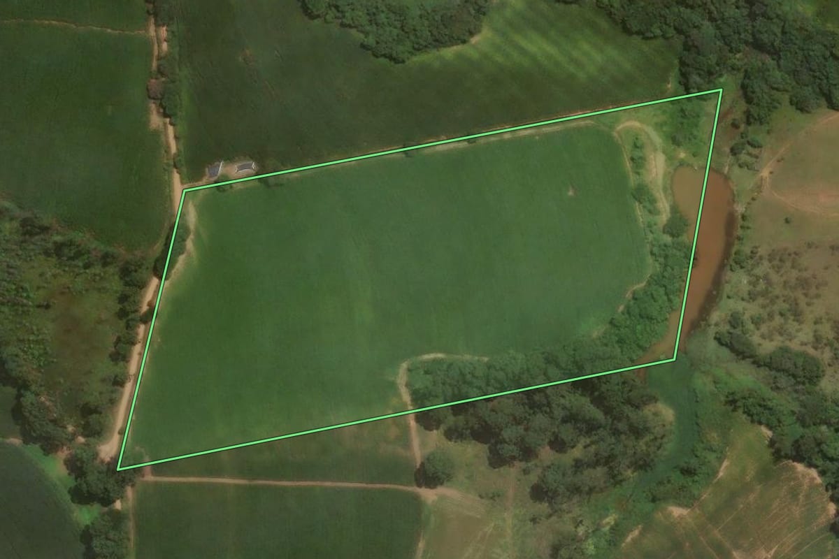 Imagem de satélite do imóvel rural em Pedra Bela (SP), com o contorno declarado no CAR desenhado por cima.