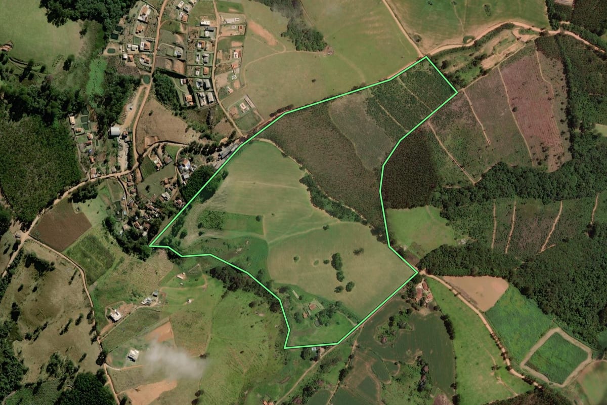 Imagem de satélite do imóvel rural em Pedra Bela (SP), com o contorno declarado no CAR desenhado por cima.