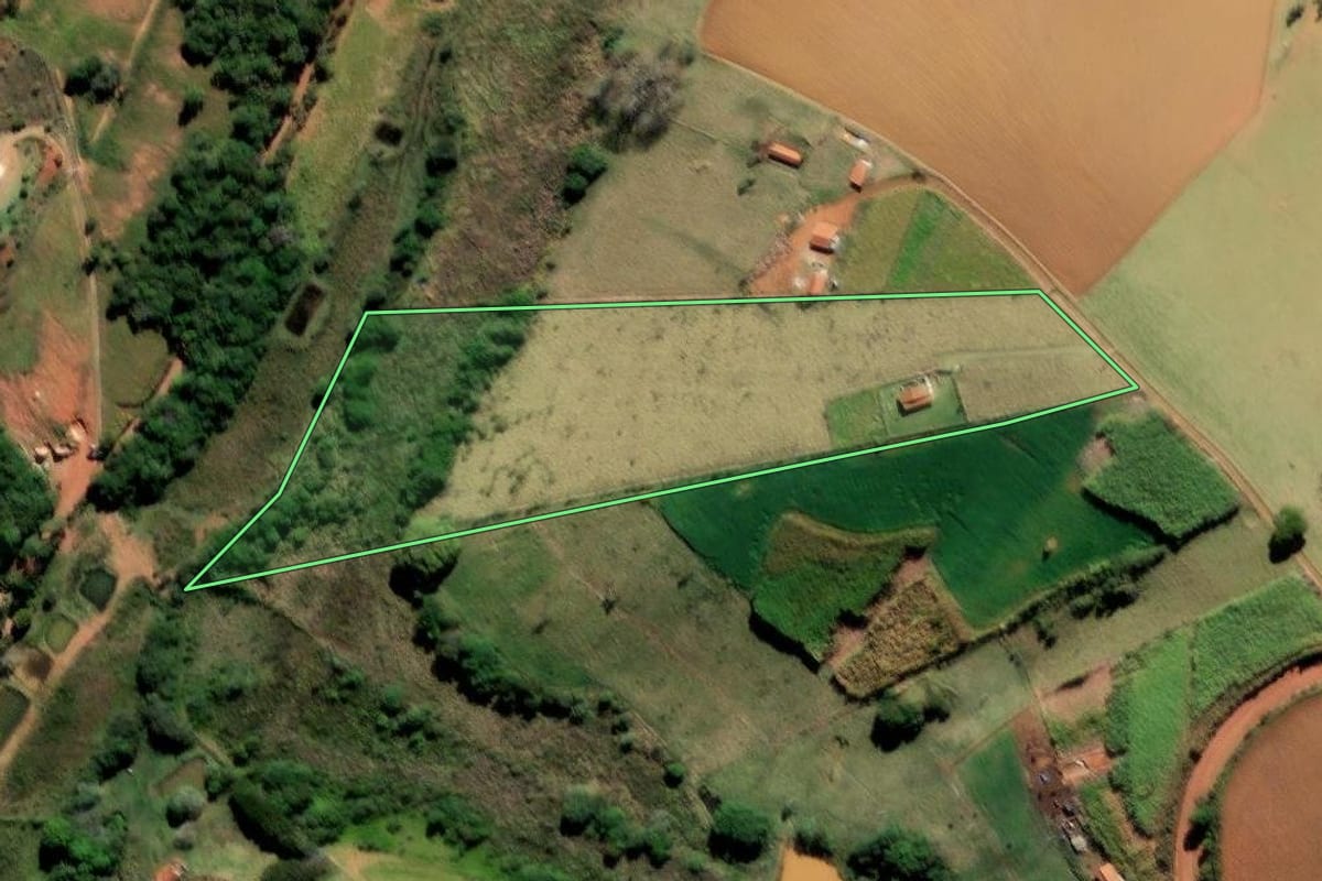 Imagem de satélite do imóvel rural em Pedra Bela (SP), com o contorno declarado no CAR desenhado por cima.