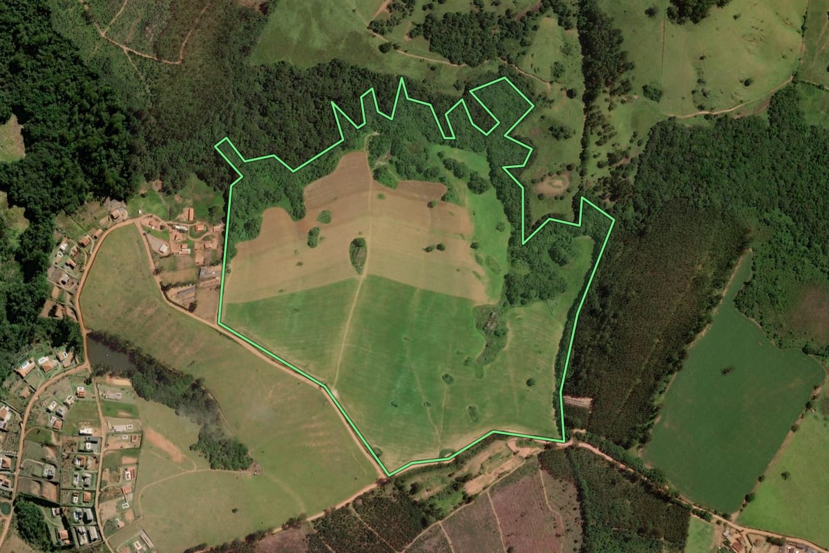 Imagem de satélite do imóvel rural em Pedra Bela (SP), com o contorno declarado no CAR desenhado por cima.