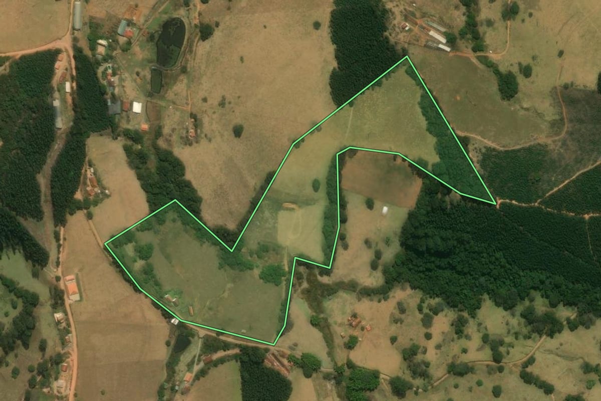 Imagem de satélite do imóvel rural em Pedra Bela (SP), com o contorno declarado no CAR desenhado por cima.