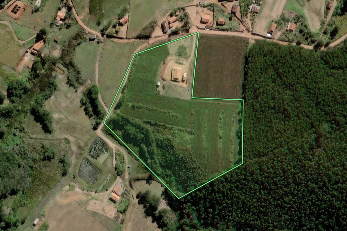 Imagem de satélite do imóvel rural em Pedra Bela (SP), com o contorno declarado no CAR desenhado por cima.