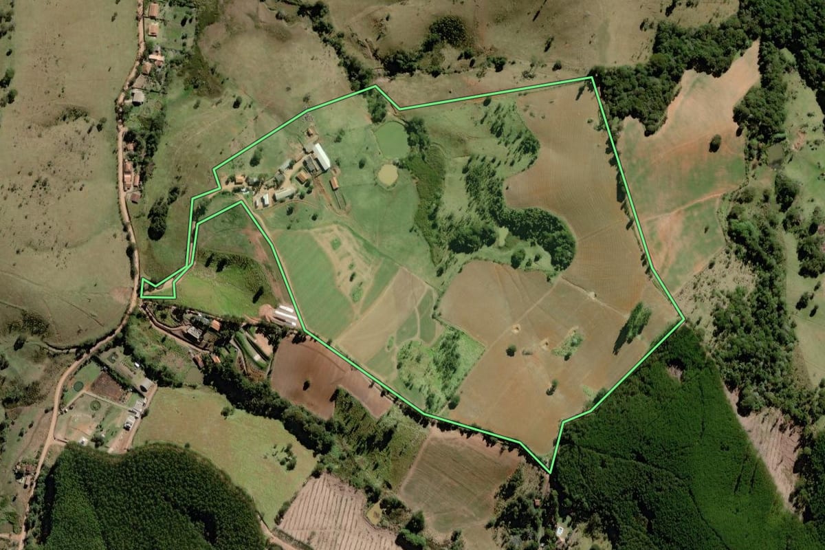 Imagem de satélite do imóvel rural em Pedra Bela (SP), com o contorno declarado no CAR desenhado por cima.