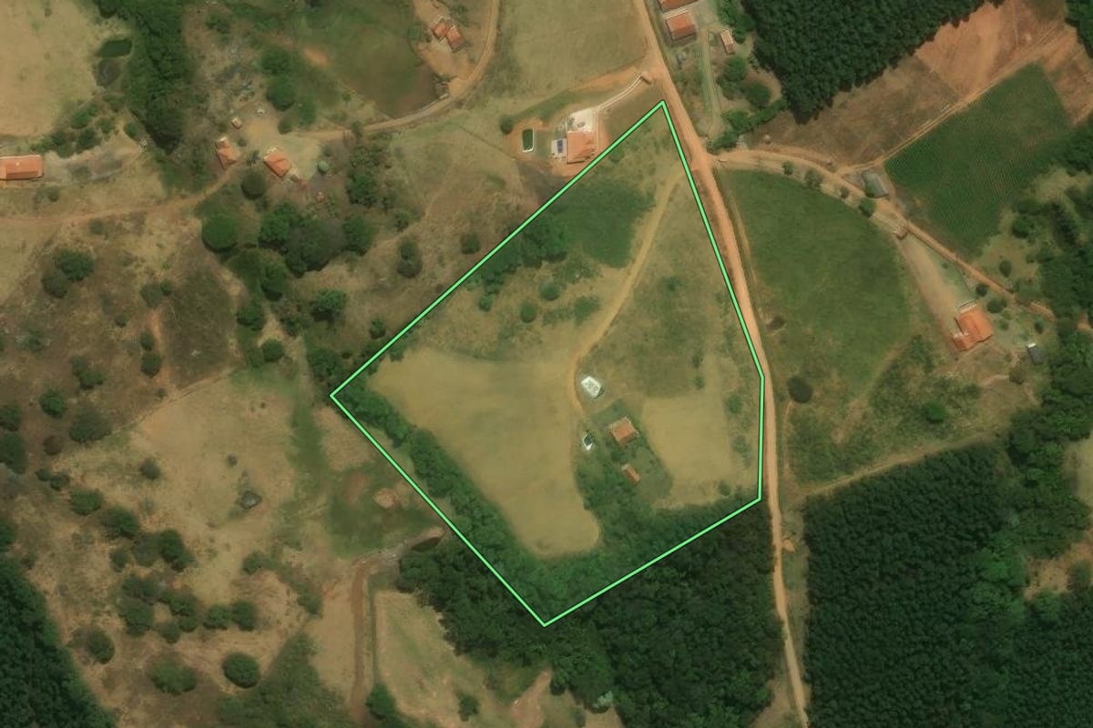 Imagem de satélite do imóvel rural em Pedra Bela (SP), com o contorno declarado no CAR desenhado por cima.