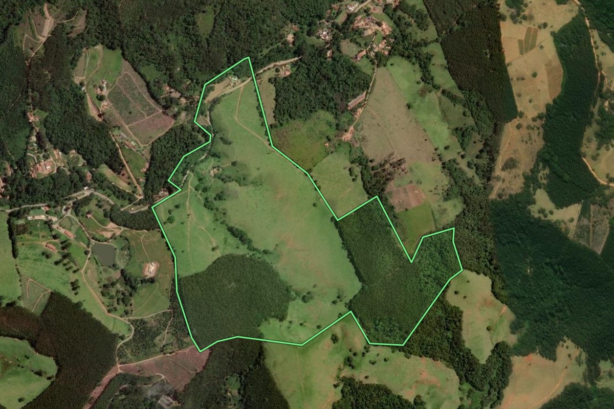 Imagem de satélite do imóvel rural em Pedra Bela (SP), com o contorno declarado no CAR desenhado por cima.