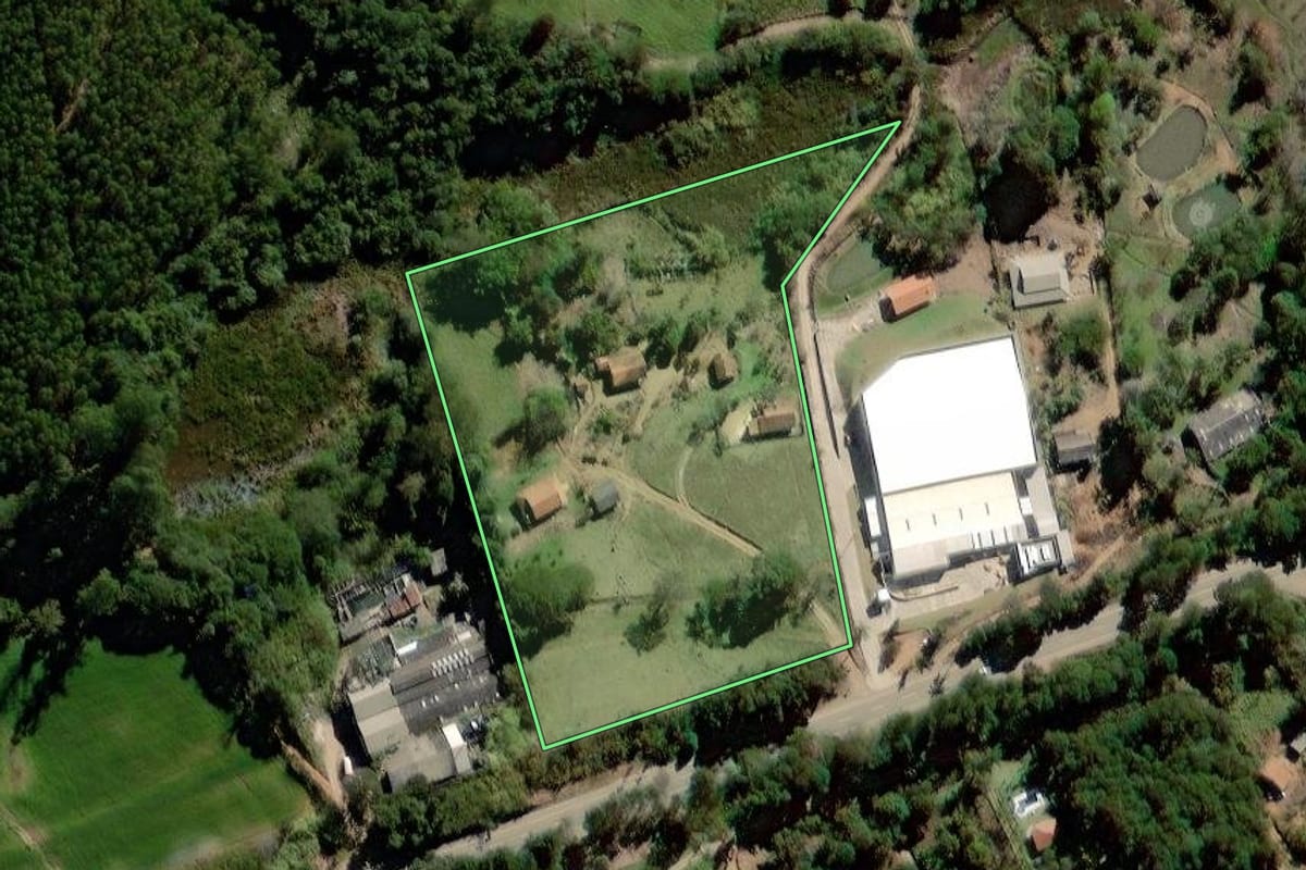 Imagem de satélite do imóvel rural em Pedra Bela (SP), com o contorno declarado no CAR desenhado por cima.