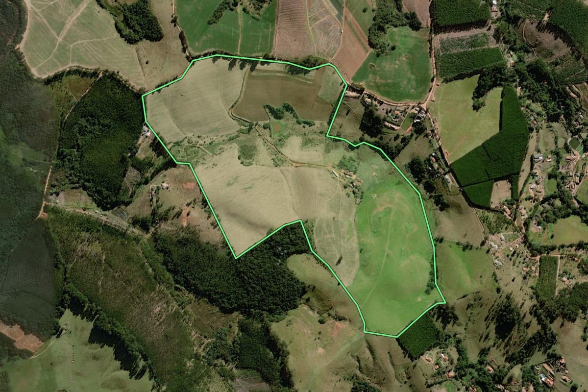 Imagem de satélite do imóvel rural em Pedra Bela (SP), com o contorno declarado no CAR desenhado por cima.