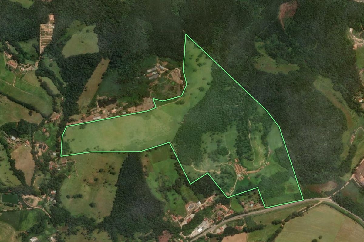 Imagem de satélite do imóvel rural em Pedra Bela (SP), com o contorno declarado no CAR desenhado por cima.