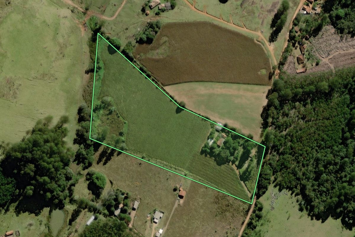 Imagem de satélite do imóvel rural em Pedra Bela (SP), com o contorno declarado no CAR desenhado por cima.