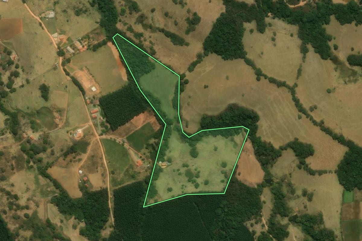 Imagem de satélite do imóvel rural em Pedra Bela (SP), com o contorno declarado no CAR desenhado por cima.