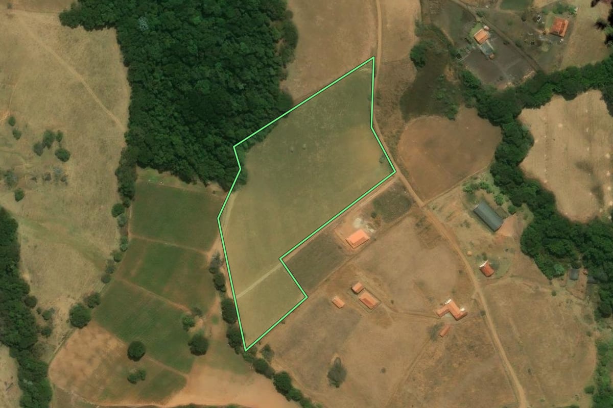 Imagem de satélite do imóvel rural em Pedra Bela (SP), com o contorno declarado no CAR desenhado por cima.