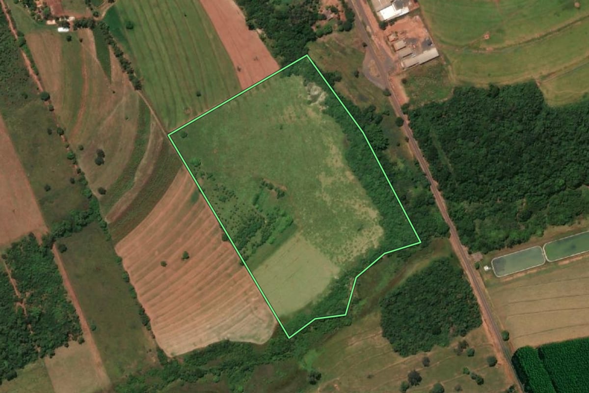 Imagem de satélite do imóvel rural em Pedranópolis (SP), com o contorno declarado no CAR desenhado por cima.