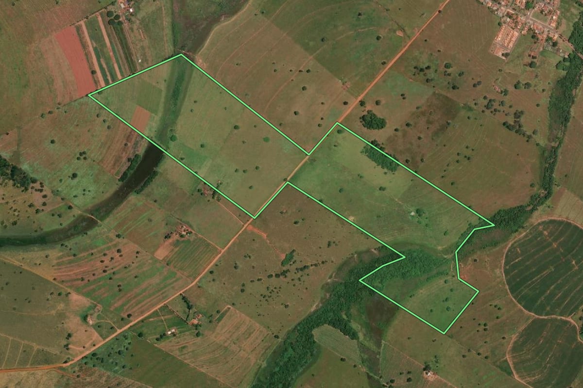 Imagem de satélite do imóvel rural em Pedranópolis (SP), com o contorno declarado no CAR desenhado por cima.