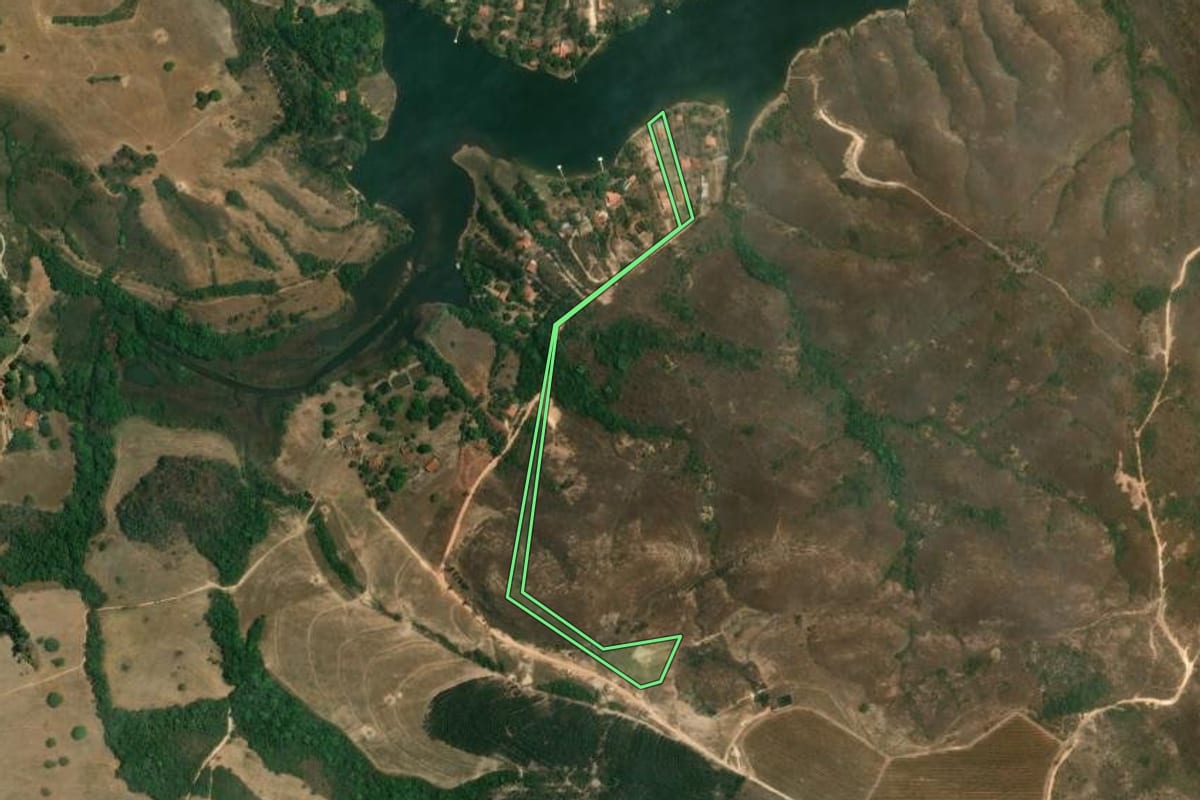 Imagem de satélite do imóvel rural em Pedregulho (SP), com o contorno declarado no CAR desenhado por cima.