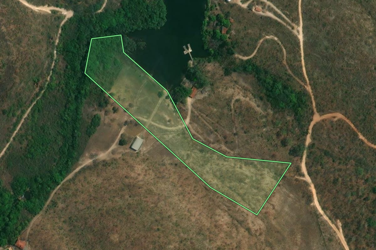 Imagem de satélite do imóvel rural em Pedregulho (SP), com o contorno declarado no CAR desenhado por cima.