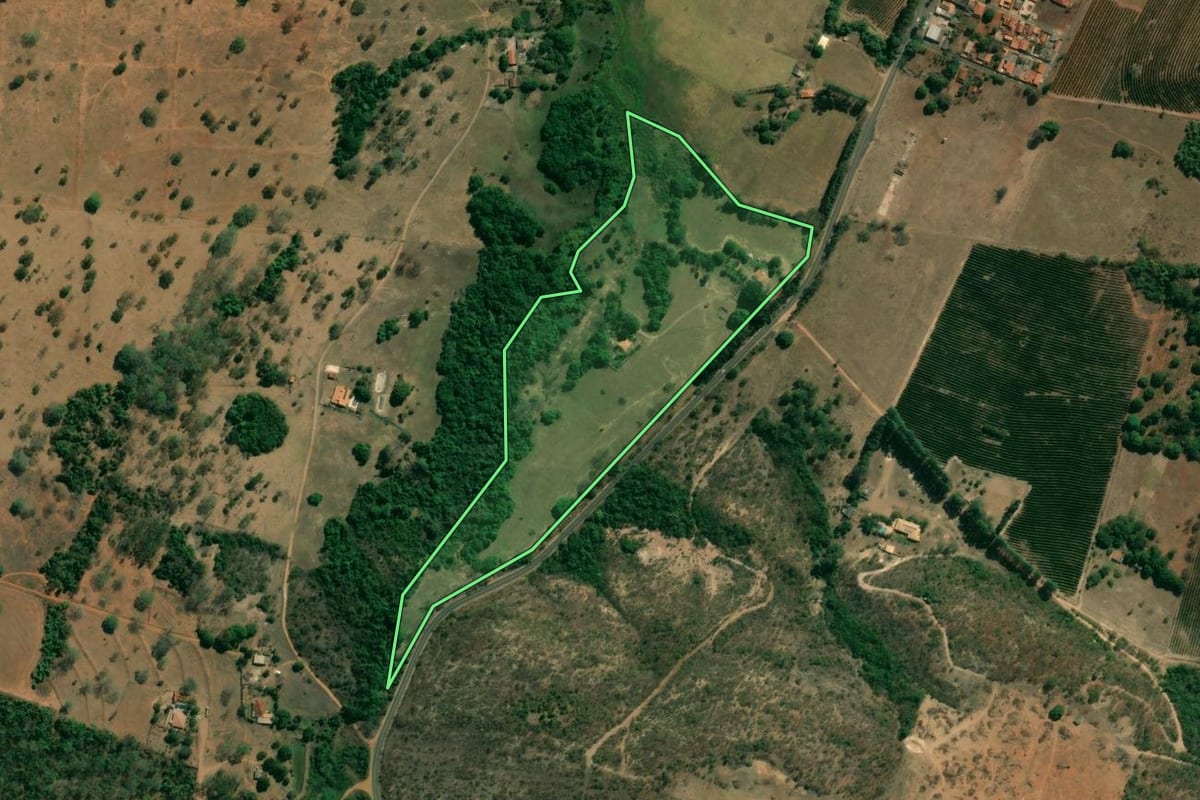 Imagem de satélite do imóvel rural em Pedregulho (SP), com o contorno declarado no CAR desenhado por cima.
