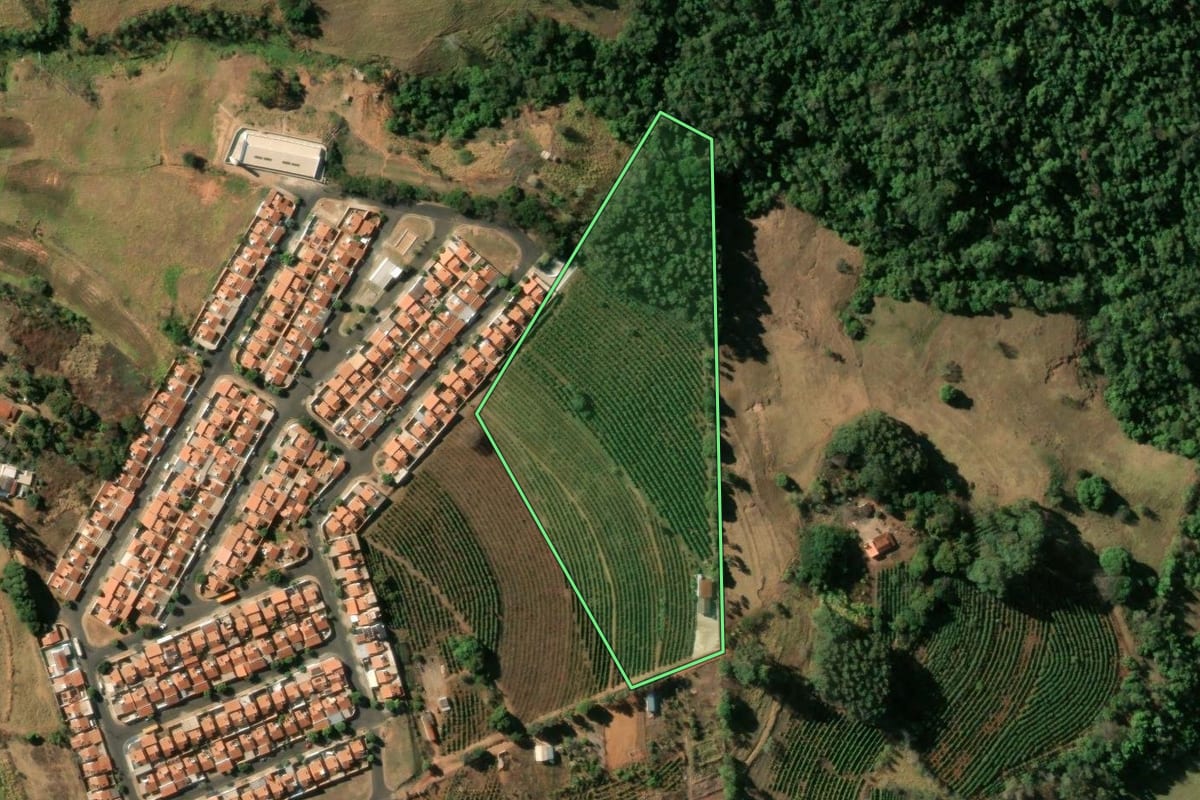 Imagem de satélite do imóvel rural em Pedregulho (SP), com o contorno declarado no CAR desenhado por cima.