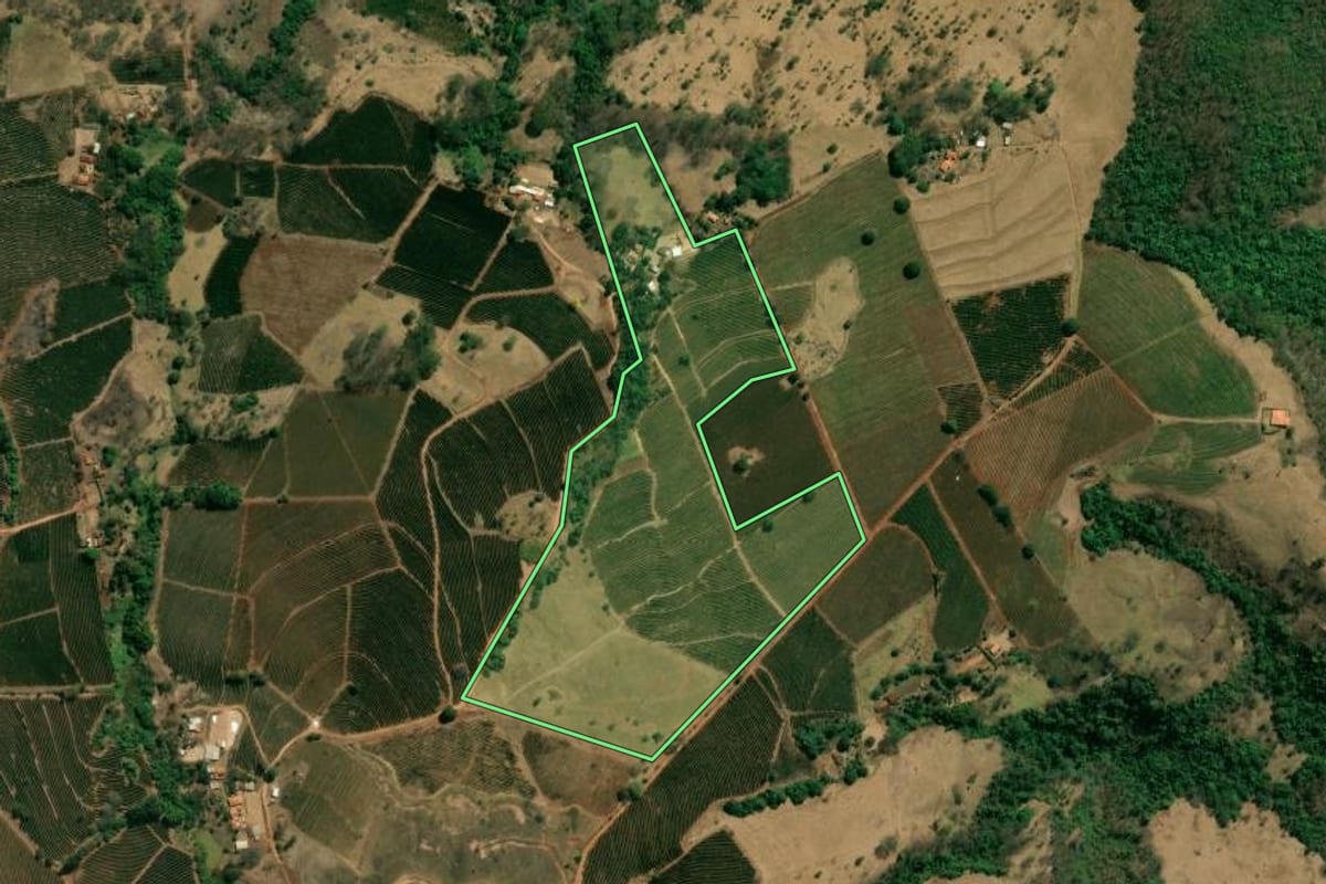 Imagem de satélite do imóvel rural em Pedregulho (SP), com o contorno declarado no CAR desenhado por cima.