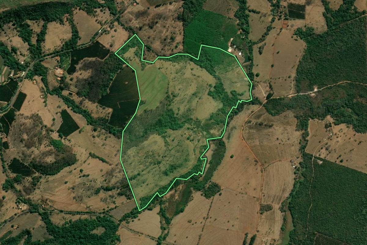 Imagem de satélite do imóvel rural em Pedregulho (SP), com o contorno declarado no CAR desenhado por cima.