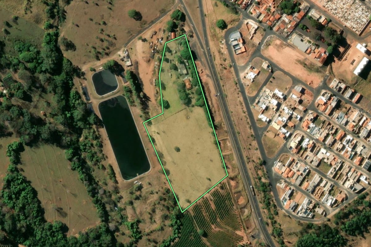 Imagem de satélite do imóvel rural em Pedregulho (SP), com o contorno declarado no CAR desenhado por cima.