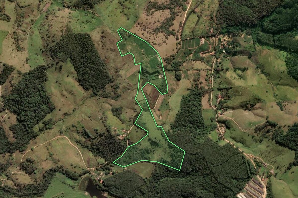 Imagem de satélite do imóvel rural em Pedreira (SP), com o contorno declarado no CAR desenhado por cima.