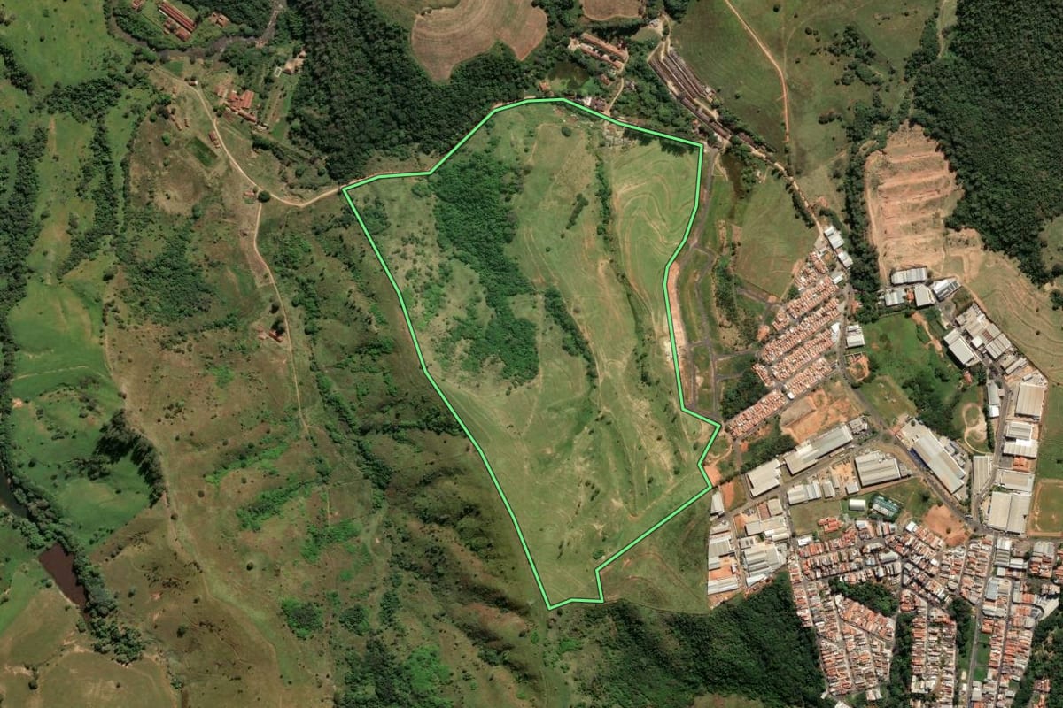 Imagem de satélite do imóvel rural em Pedreira (SP), com o contorno declarado no CAR desenhado por cima.