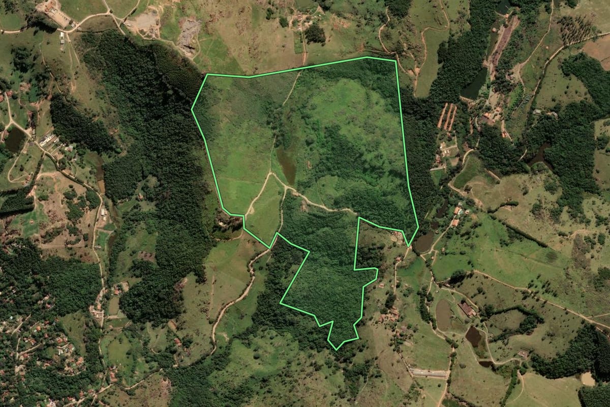 Imagem de satélite do imóvel rural em Pedreira (SP), com o contorno declarado no CAR desenhado por cima.