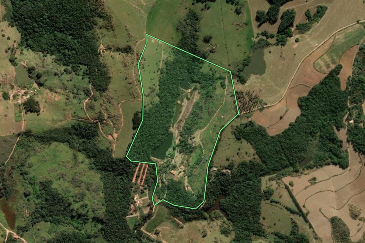 Imagem de satélite do imóvel rural em Pedreira (SP), com o contorno declarado no CAR desenhado por cima.