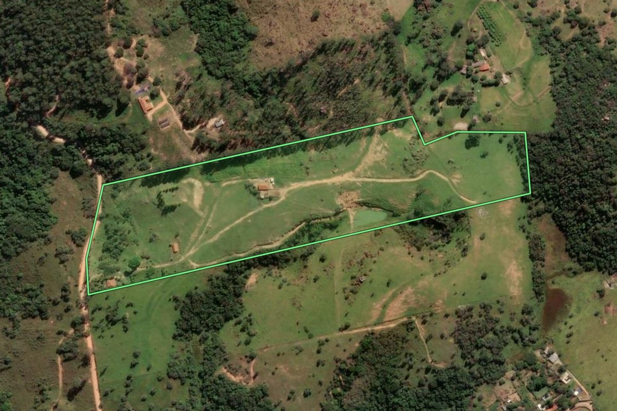 Imagem de satélite do imóvel rural em Pedreira (SP), com o contorno declarado no CAR desenhado por cima.