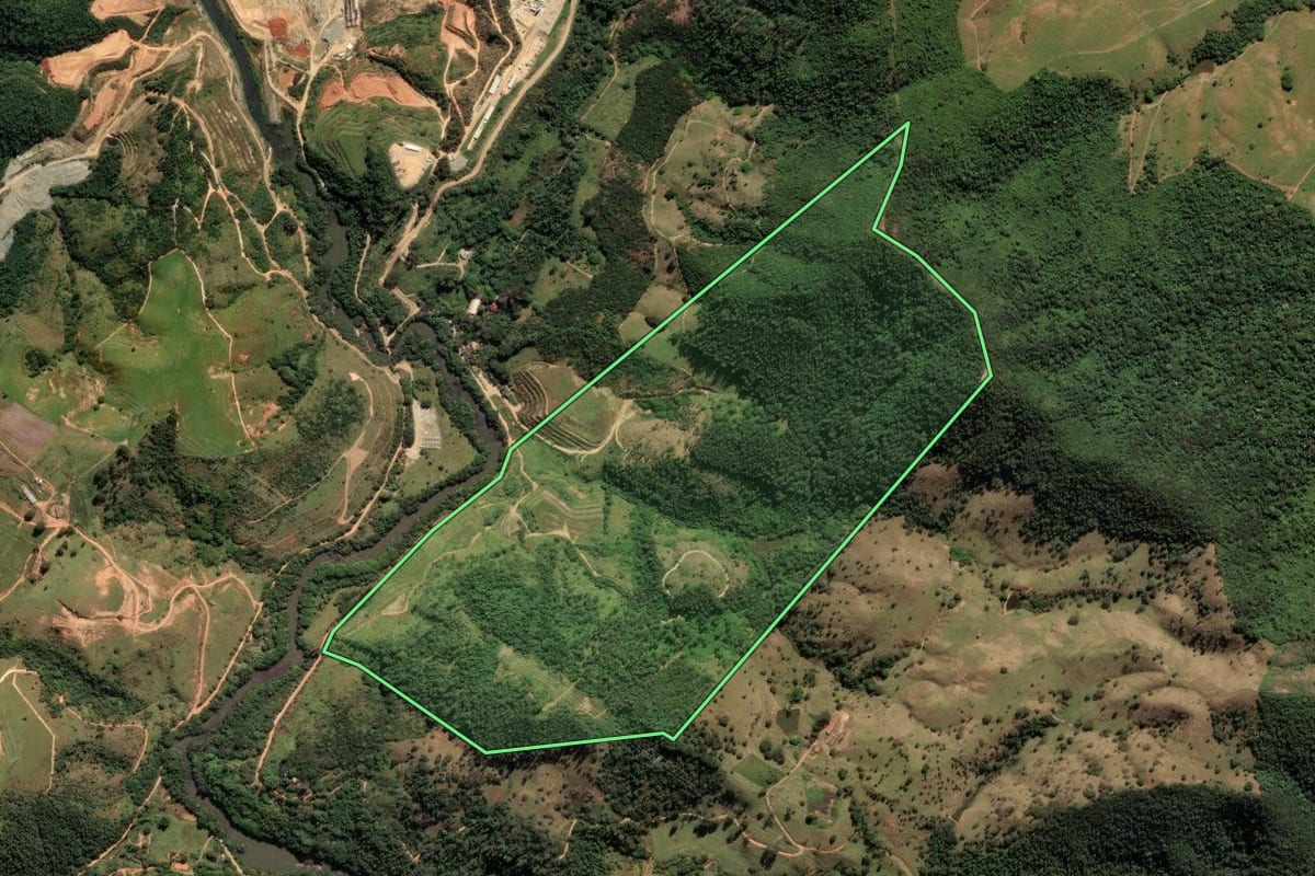 Imagem de satélite do imóvel rural em Pedreira (SP), com o contorno declarado no CAR desenhado por cima.