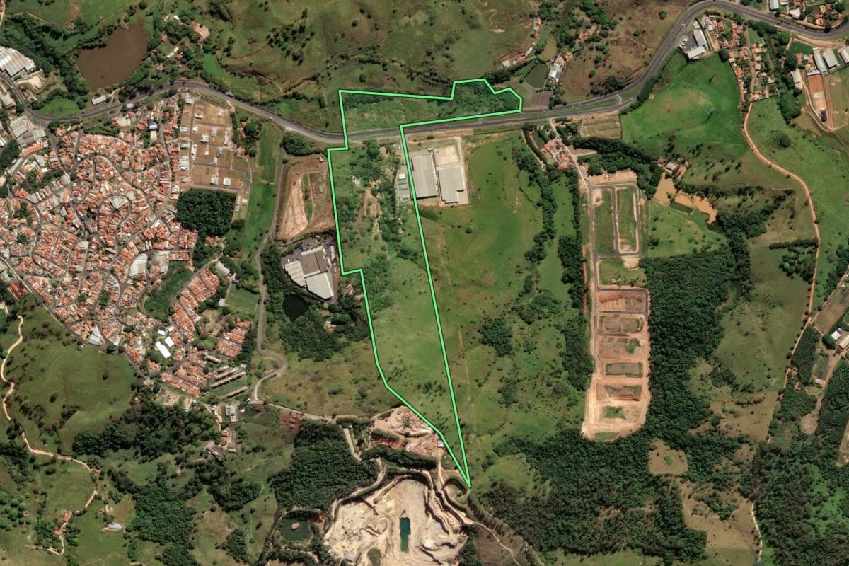 Imagem de satélite do imóvel rural em Pedreira (SP), com o contorno declarado no CAR desenhado por cima.