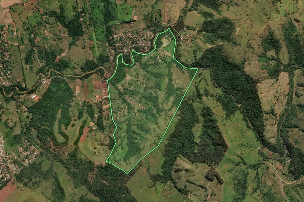 Imagem de satélite do imóvel rural em Pedreira (SP), com o contorno declarado no CAR desenhado por cima.