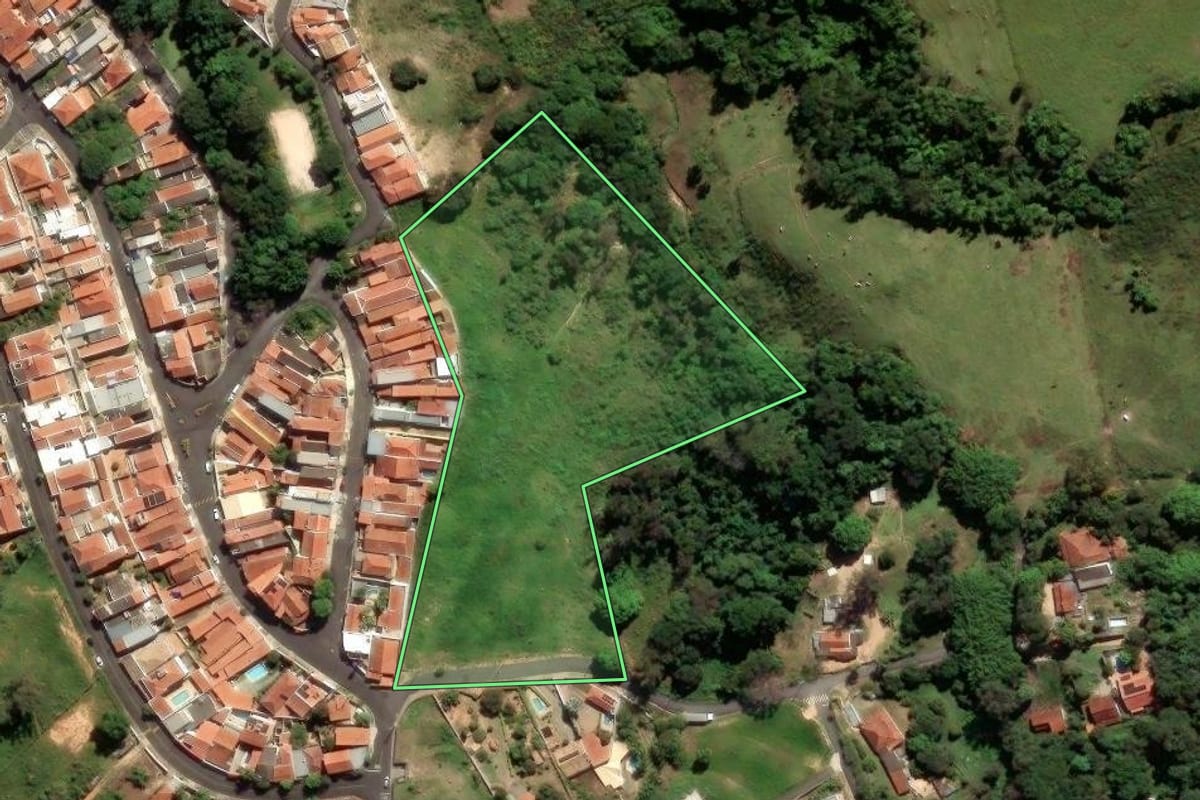 Imagem de satélite do imóvel rural em Pedreira (SP), com o contorno declarado no CAR desenhado por cima.
