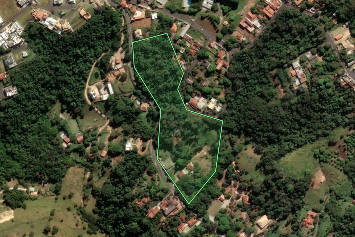 Imagem de satélite do imóvel rural em Pedreira (SP), com o contorno declarado no CAR desenhado por cima.