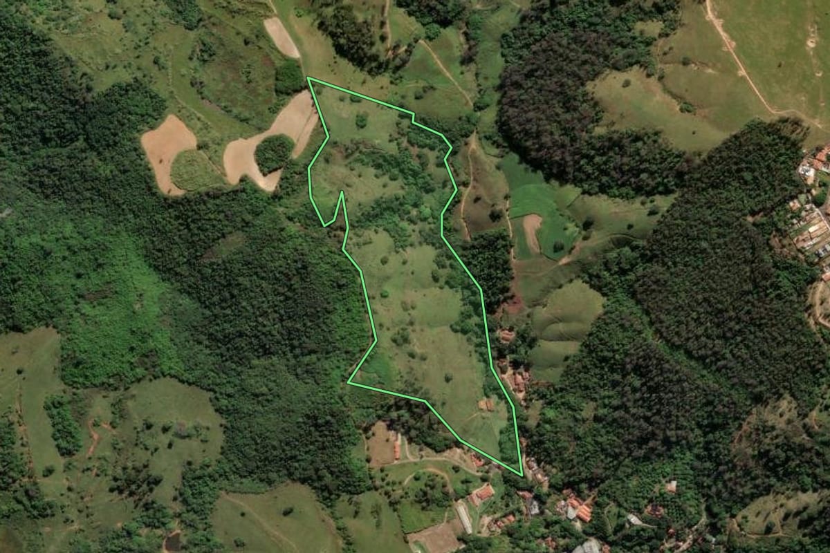 Imagem de satélite do imóvel rural em Pedreira (SP), com o contorno declarado no CAR desenhado por cima.