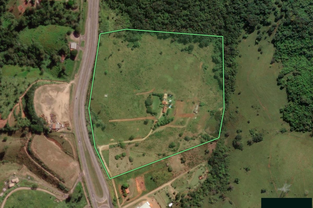 Imagem de satélite do imóvel rural em Pedreira (SP), com o contorno declarado no CAR desenhado por cima.