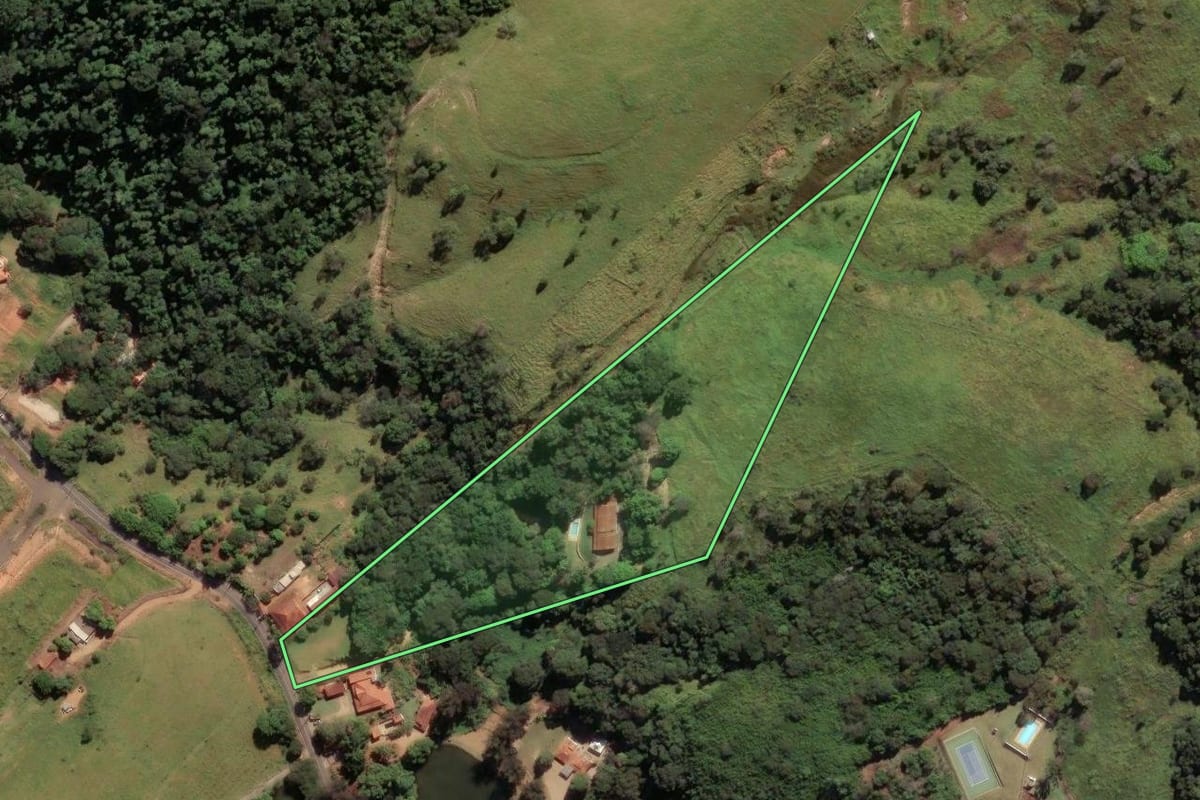 Imagem de satélite do imóvel rural em Pedreira (SP), com o contorno declarado no CAR desenhado por cima.