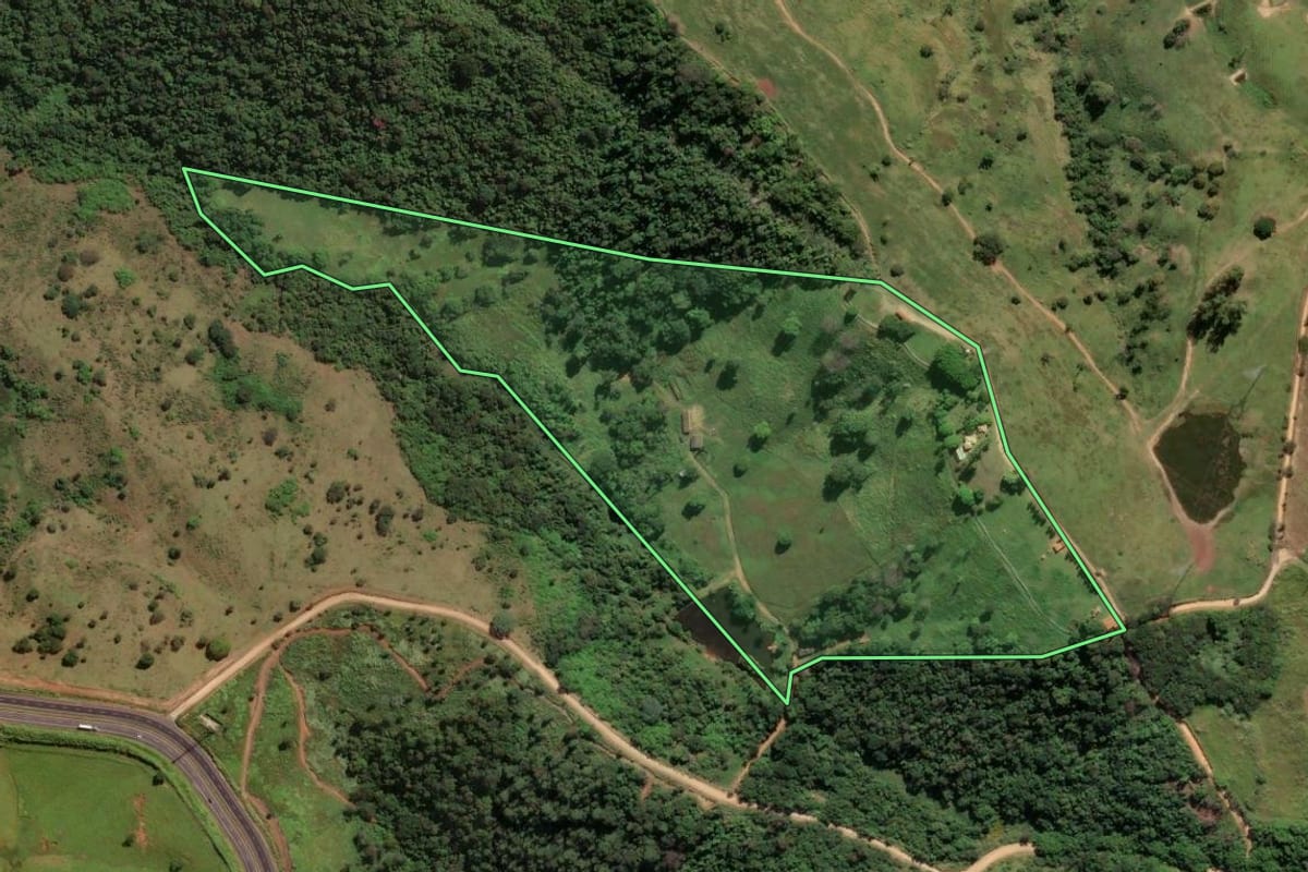 Imagem de satélite do imóvel rural em Pedreira (SP), com o contorno declarado no CAR desenhado por cima.