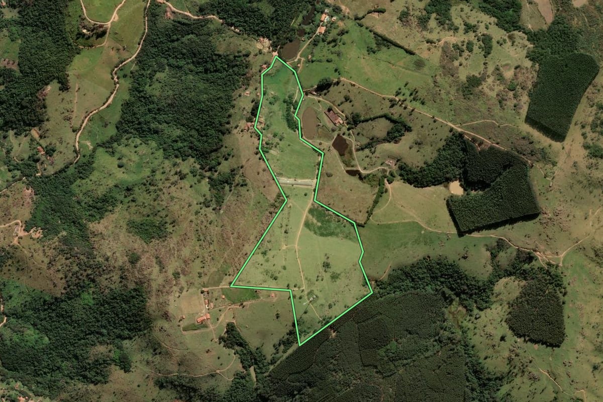 Imagem de satélite do imóvel rural em Pedreira (SP), com o contorno declarado no CAR desenhado por cima.